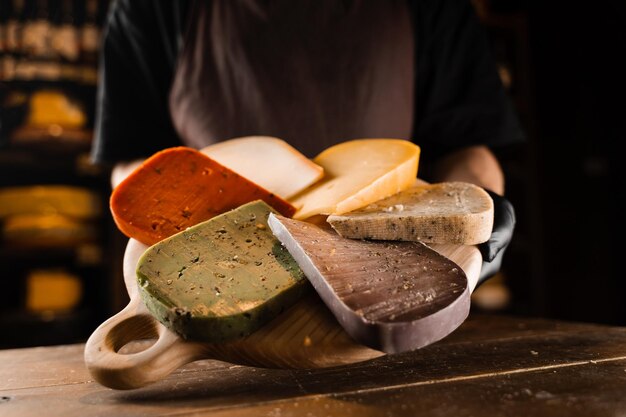 Kaas Sommelier bord met mix van jonge Goudse jonge geiten lavendel kaas en groene en rode pesto kazen op tafel Creatief idee voor reclame voor een kaaswinkel