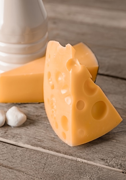 Kaas zonder lactose op houten achtergrond