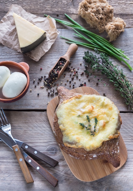 Kaasachtig gevuld brood