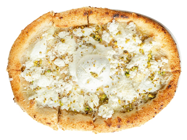 Kaasachtige pizza van zes soorten kaas en pistachenoten Italiaans voedselconcept