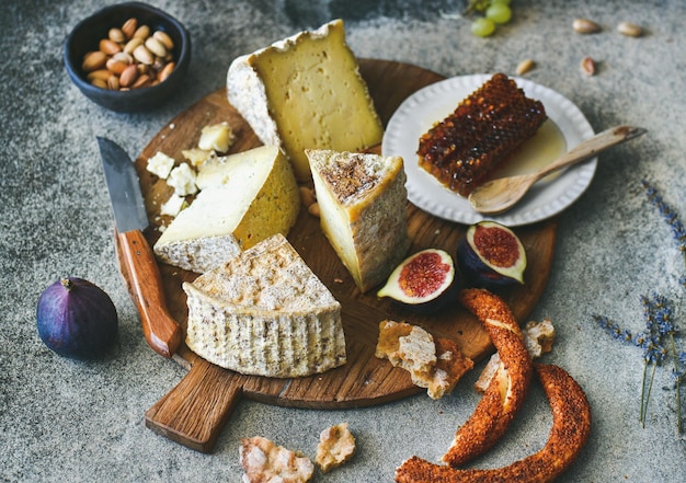 Kaasassortiment vijgen honing vers gebakken brood en noten