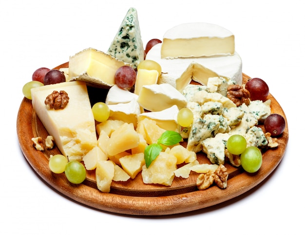 Foto kaasbord met diverse kazen camembert, brie, parmezaanse kaas, geit