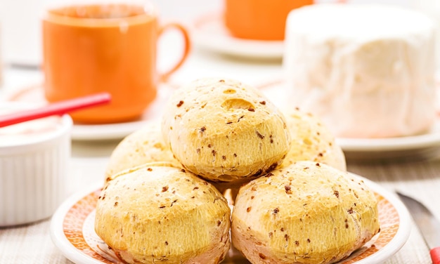 Kaasbrood typisch Braziliaans brood uit de staat Minas Gerais thuis gemaakt en warm geserveerd met koffie