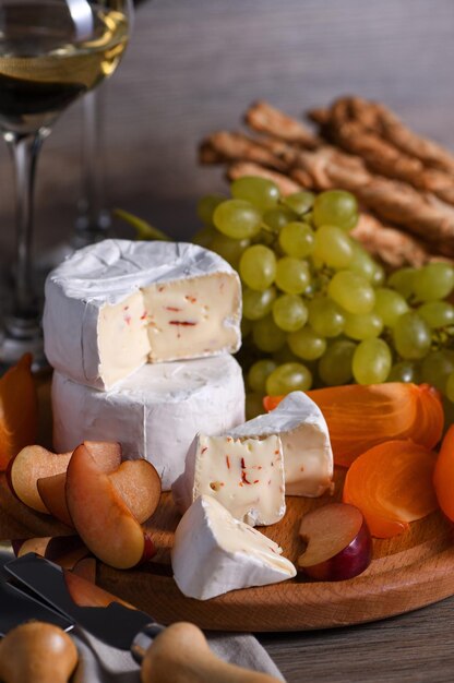 Kaascamembert met fruit en wijn