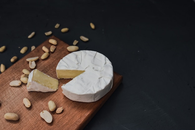 Kaascamembert met schimmel en noten op houten