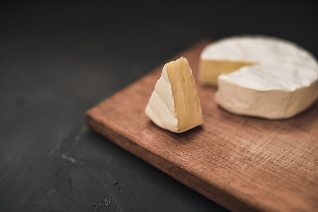 Foto kaascamembert met vorm op snijplank