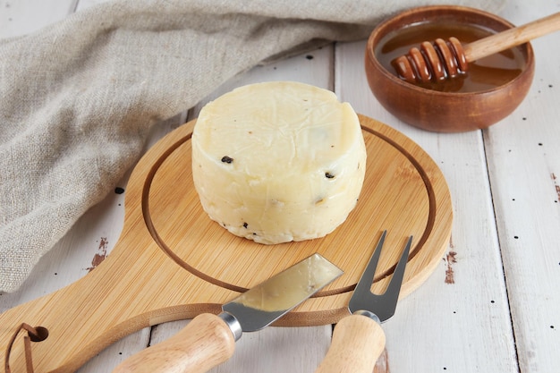 Kaascollectie ambachtelijke koe en geitenmelk kaas houten tafel