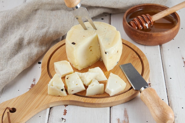 Foto kaascollectie ambachtelijke koe en geitenmelk kaas houten tafel