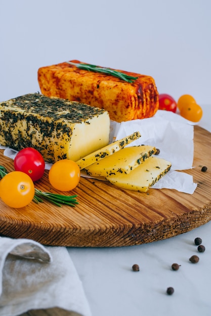 Kaashalumi met munt en gerookte paprika op een houten bord met tomaten