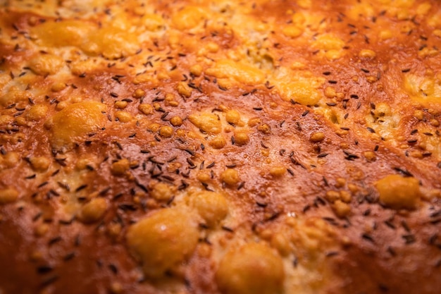 Kaaskorst op gebakken gebakje met kruidenachtergrond