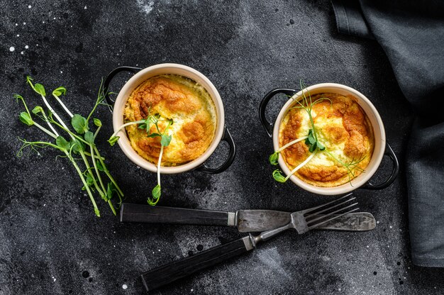 Kaasomelet, omelet met microgreens in een pan