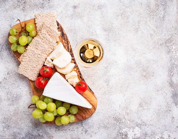 Kaasplaat met brie, druif en wijn