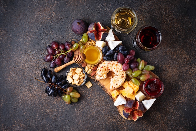 Kaasplaat met druiven en wijn