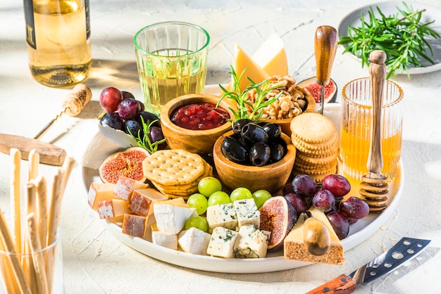 Kaasplank Diverse Kaas Olijven Vijgen Fruit Druiven Wijn en Noten