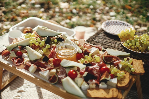 Kaasplank met prosciutto salami vijgen honing druiven peren Charcuterie plank Antipasto