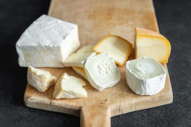 kaasplankje diverse kazen verse gezonde maaltijd eten snack dieet op tafel kopieer ruimte eten