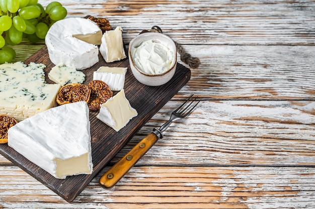 Kaasplankje met brie, Camembert, Gorgonzola en blauw romige kaas.