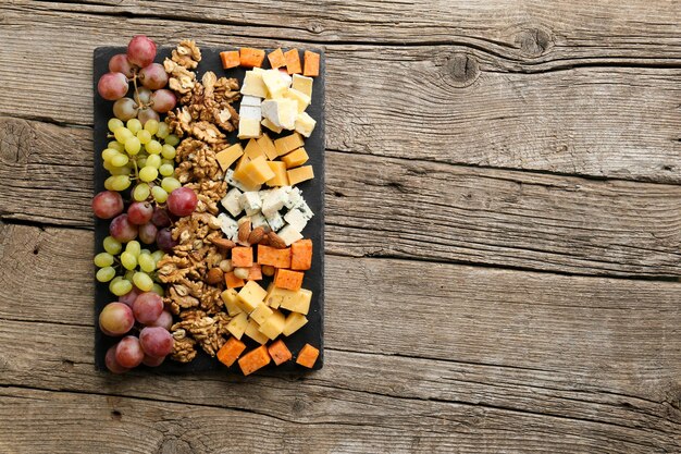 Kaasplankje met diverse hapjes op tafel