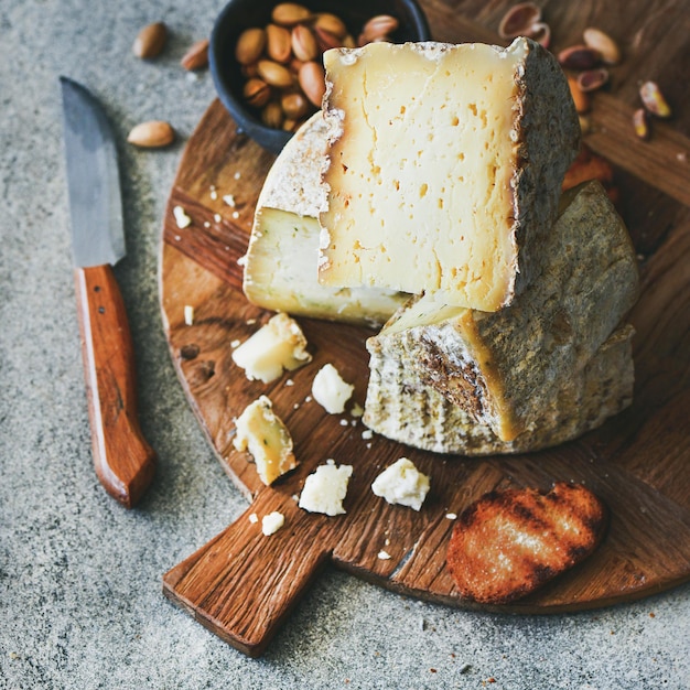 Kaasplankje met notenhoning en brood vierkant crop