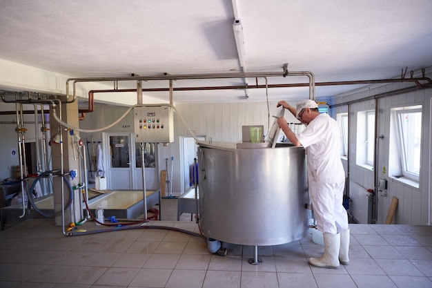 Kaasproductie mannelijke kaasmaker werknemer werkzaam in fabriek