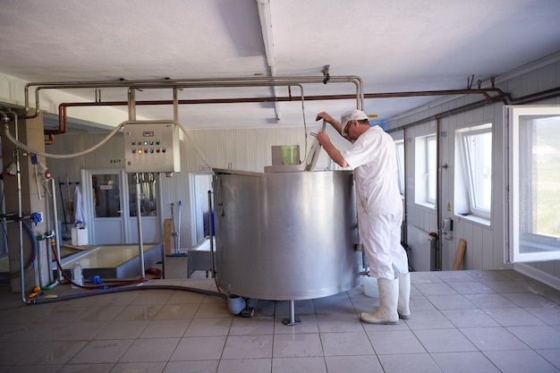 Kaasproductie mannelijke kaasmaker werknemer werkzaam in fabriek