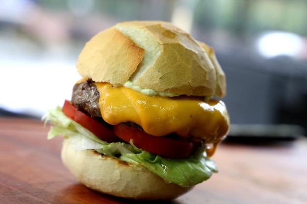 Kaassaladeburger op een houten achtergrond