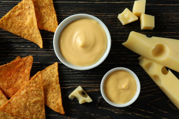 Kaassaus, kaas en chips op rustieke houten tafel