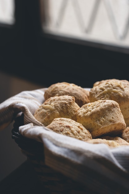 Kaasscones in een mand met stoffen servet