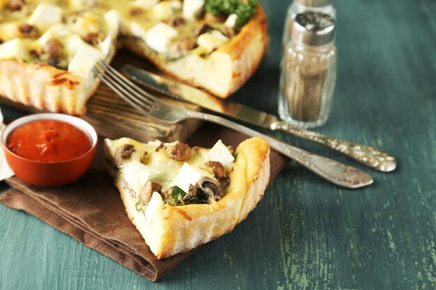 Kaastaart met champignons, kruiden en zure room op een houten tafel achtergrond kleur