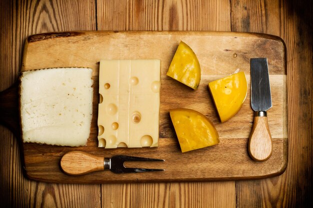 Foto kaasvoorgerecht op een houten keukenbord in een bovenaanzicht