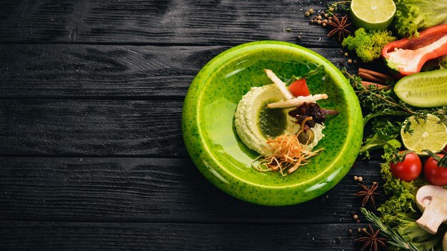 Kaaswrongelpasta met gedroogde tomaten en een gehaakte patch Koude snacks Op een zwarte houten ondergrond Copy space