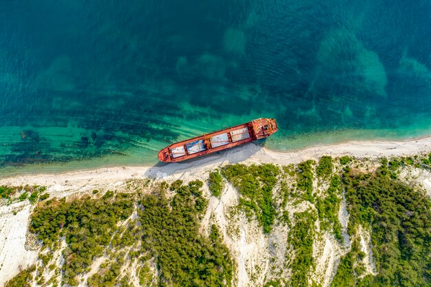 Kabardinka russia droog vrachtschip rio op de kust links na een schipbreuk