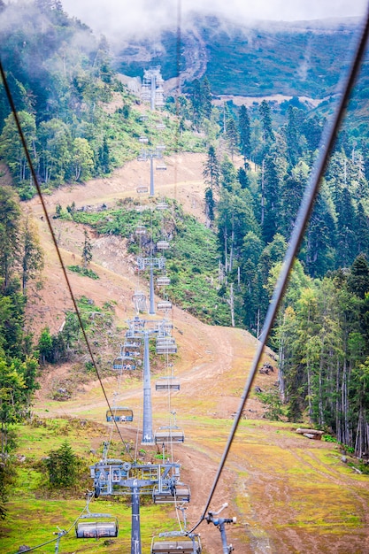 Kabelbaan bovenop Roza Peak. Sochi, Krasnodar Krai, Rusland