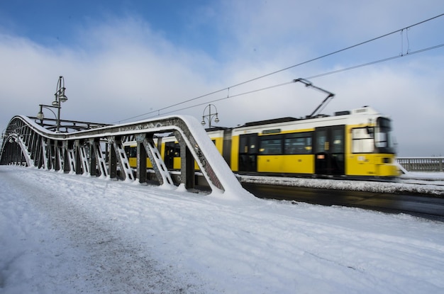 Kabelbaan die door de met sneeuw bedekte bornholmerbrug tegen de lucht rijdt