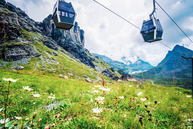 Kabelbaan die over alpenweide gaat