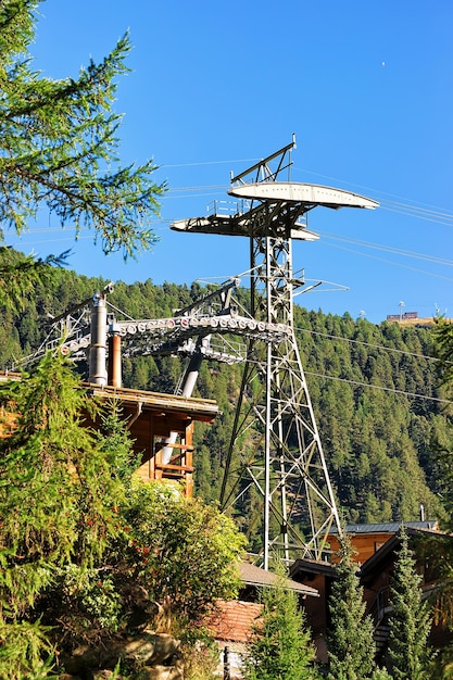 Kabelbaan in het hoogland van Zermatt, kanton Wallis in Zwitserland in de zomer.