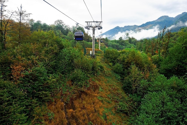 Kabelbaan met hut in de bergen funicular sightseeing route of excursie voor toeristen in