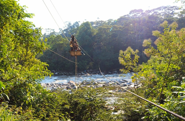 Kabelbaan over de Guaitara-rivier in Colombia