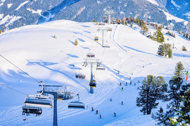 Kabelbanen en stoeltjesliften van Penken park skiresort in Tirol in Mayrhofen in de Zillertal vallei, Oostenrijk, winter Alpen. Alpine bergen met witte sneeuw, blauwe lucht. Downhill-plezier op Oostenrijkse besneeuwde pistes