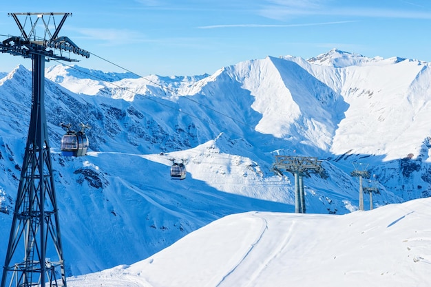 Kabelbanen op Hintertux-gletsjerskitoevlucht in Tirol in Mayrhofen in Zillertal-vallei van Oostenrijk in de winteralpen. Stoeltjesliften in Hintertuxer Gletscher in Alpine bergen met witte sneeuw en blauwe lucht.