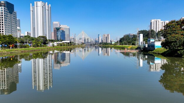 Kabelbrug in het centrum van Sao Paulo, Brazilië