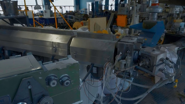 Kabeldraadproductie en machines in de fabriek creatieve industriële achtergrond in de werkplaats