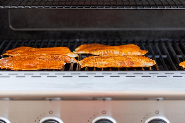 Kabeljauw voor vistaco's grillen op een gasgrill buiten.