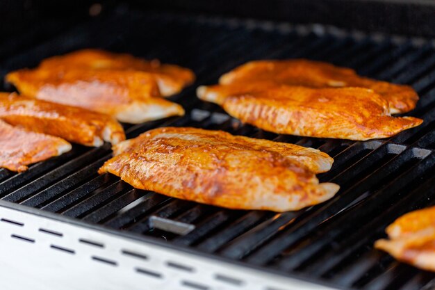 Kabeljauw voor vistaco's grillen op een gasgrill buiten.