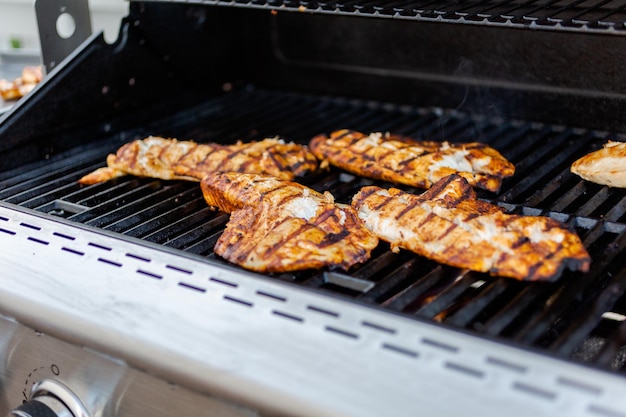 Kabeljauw voor vistaco's grillen op een gasgrill buiten.