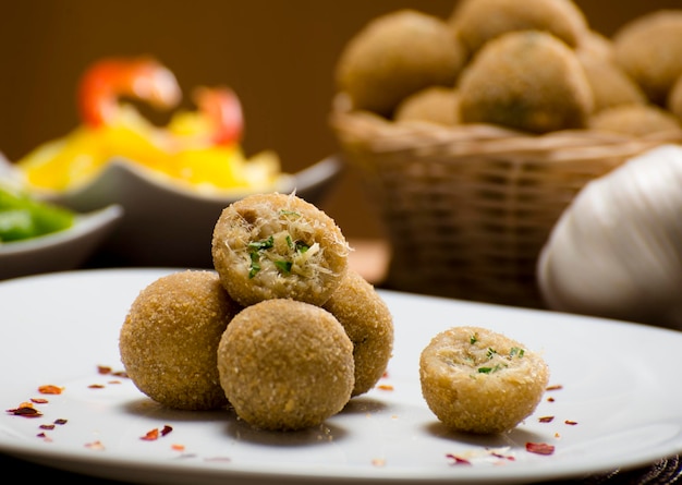 Kabeljauwbal, Gefrituurde zoute snack gevuld met kabeljauw ( Bolinho de bacalhau ).