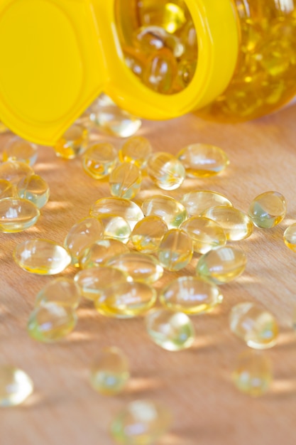 Kabeljauwlever olie omega 3 gel capsules geïsoleerd op houten achtergrond