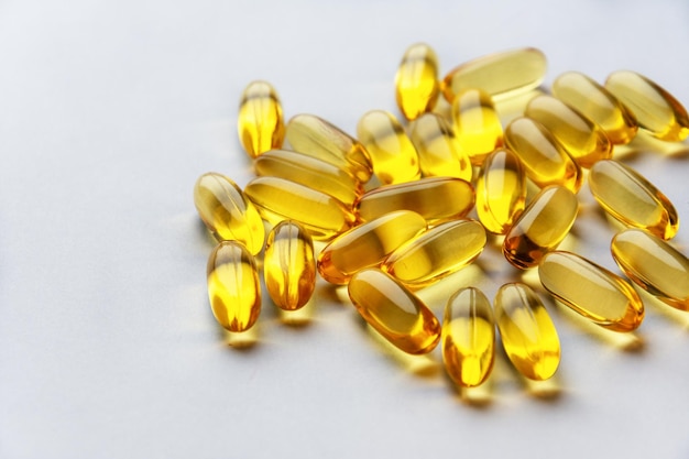 Kabeljauwleverolie omega 3 gelcapsules op witte achtergrond