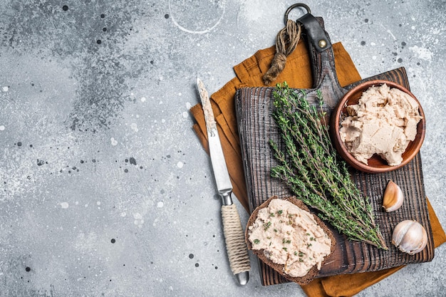 Kabeljauwleversandwiches met lever op houten bord natuurlijke bron van omega 3 Grijze achtergrond Bovenaanzicht Kopieer ruimte