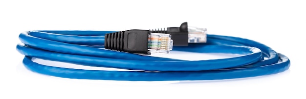 Foto kabelnetwerk cat6 flat 2m rj45 lan internet geïsoleerd op witte achtergrond